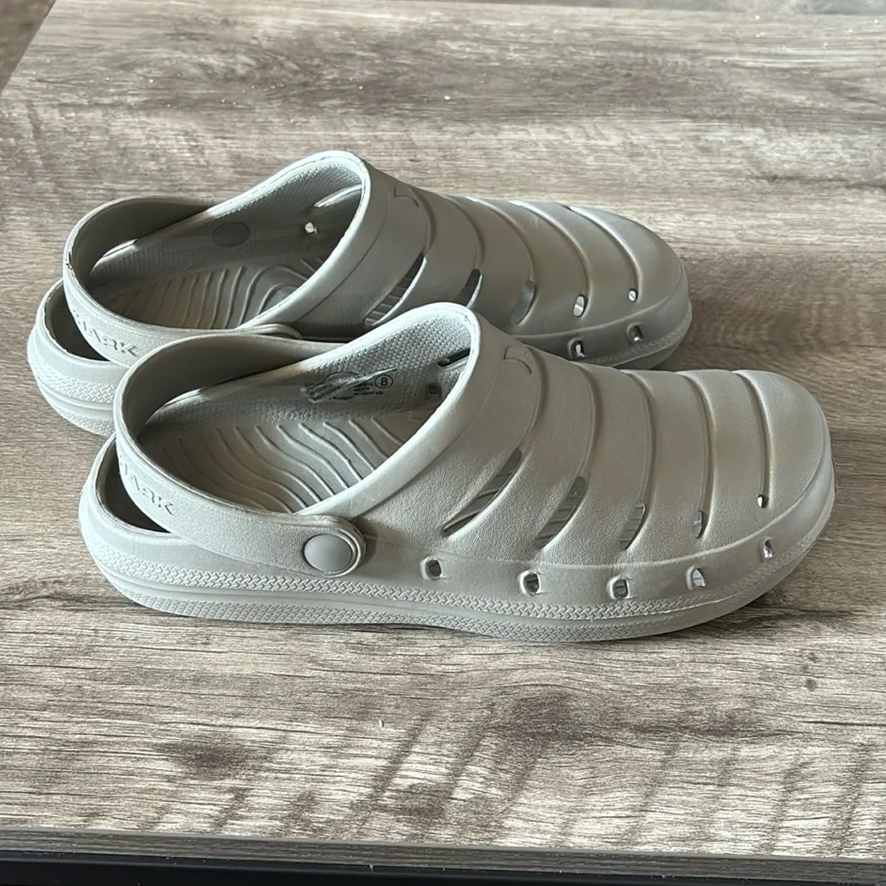 Like new Rugged Shark faux crocs size 8